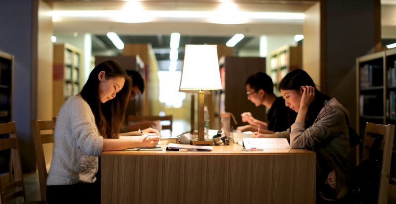 CEIBS students in the library